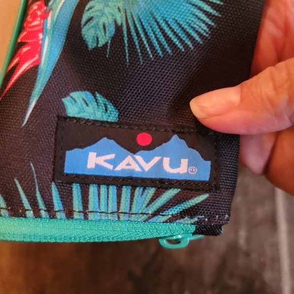 KAVU,‎ Twofold/Bi-Fold Clutch with Crossbody Strap, Tropical and Tan - Picture 5 of 8